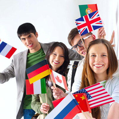 Grupa młodzieży trzymająca w rękach flagi różnych krajów