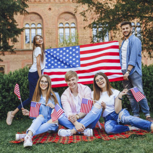 Grupa studentów na tle flagi USA