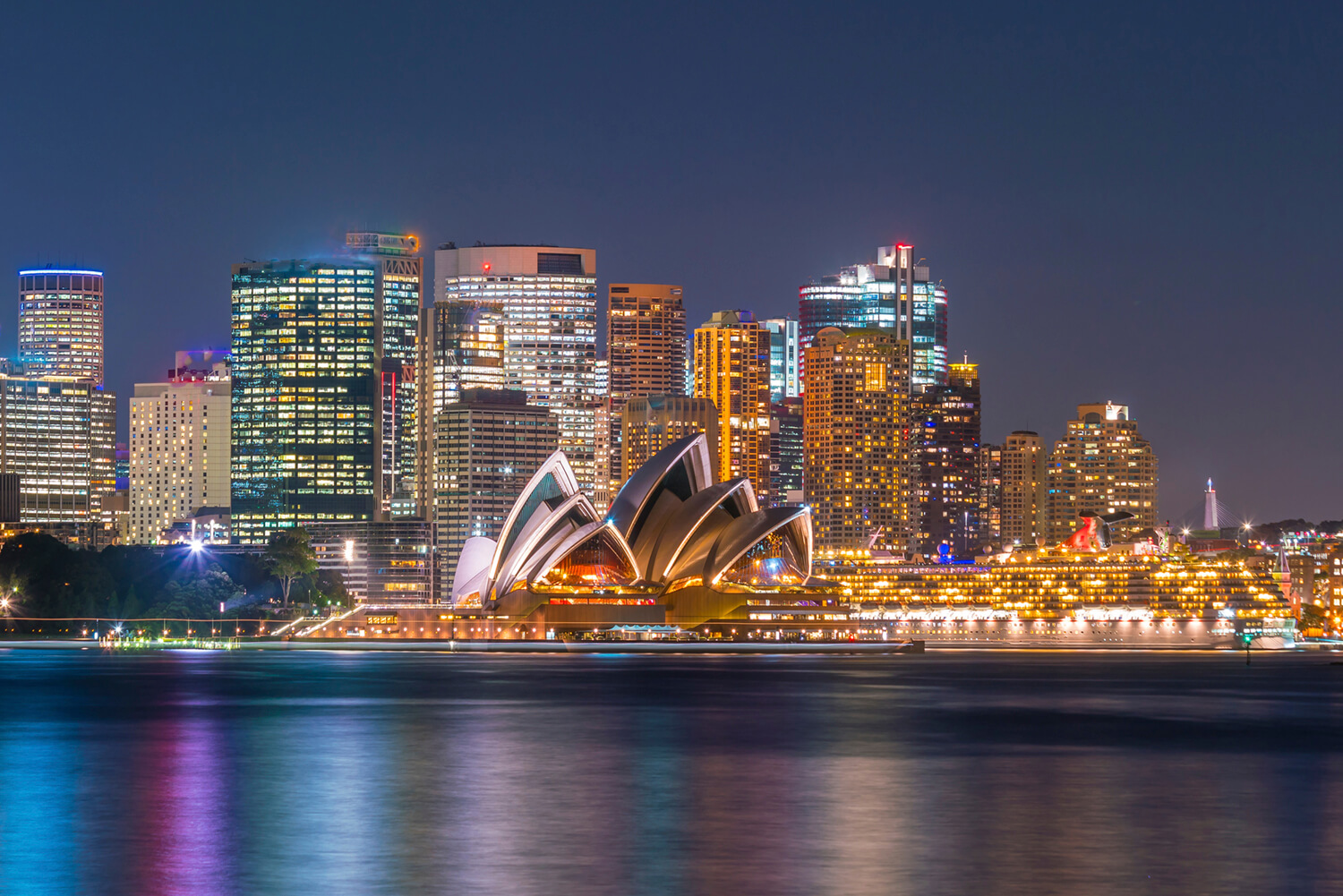 Kurs językowy w Australii, Sydney nocą, widok na budynek opery